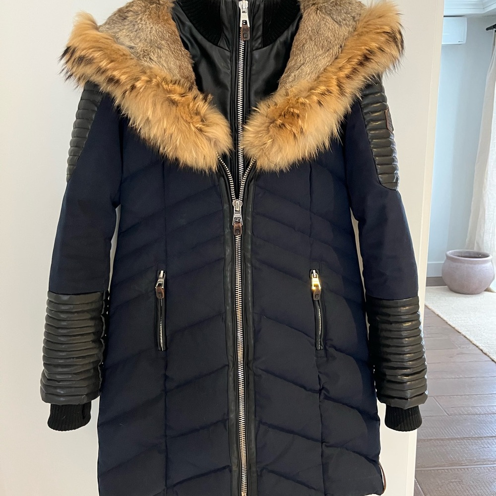 Luxurious navy Fur-Trimmed Puffer Jacket
